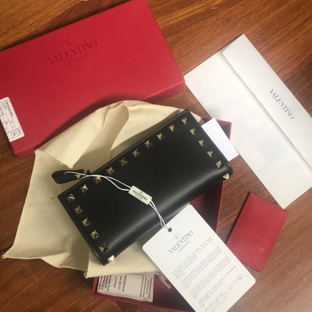 NWT Valentino Garavani Rockstud wallet